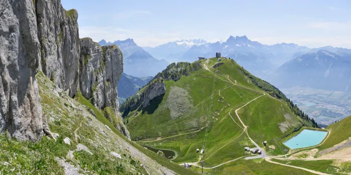 Méditer face aux Dents du Midi : pourquoi la vue sur les montagnes favorise l'ancrage