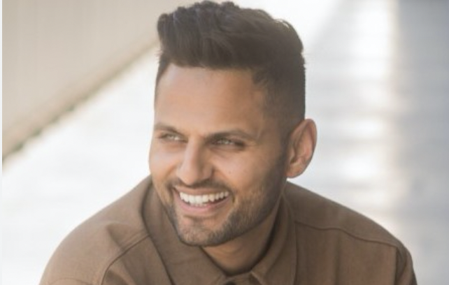Jay Shetty : trois ans moine en Inde avant de devenir le guide spirituel des célébrités