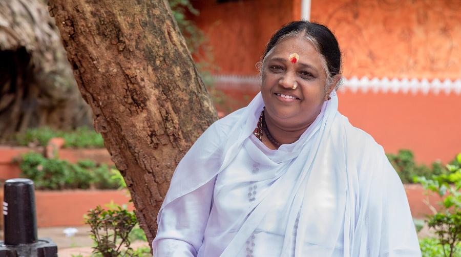 Amma revient en Europe : la tournée 2025 de la figure spirituelle de l’étreinte