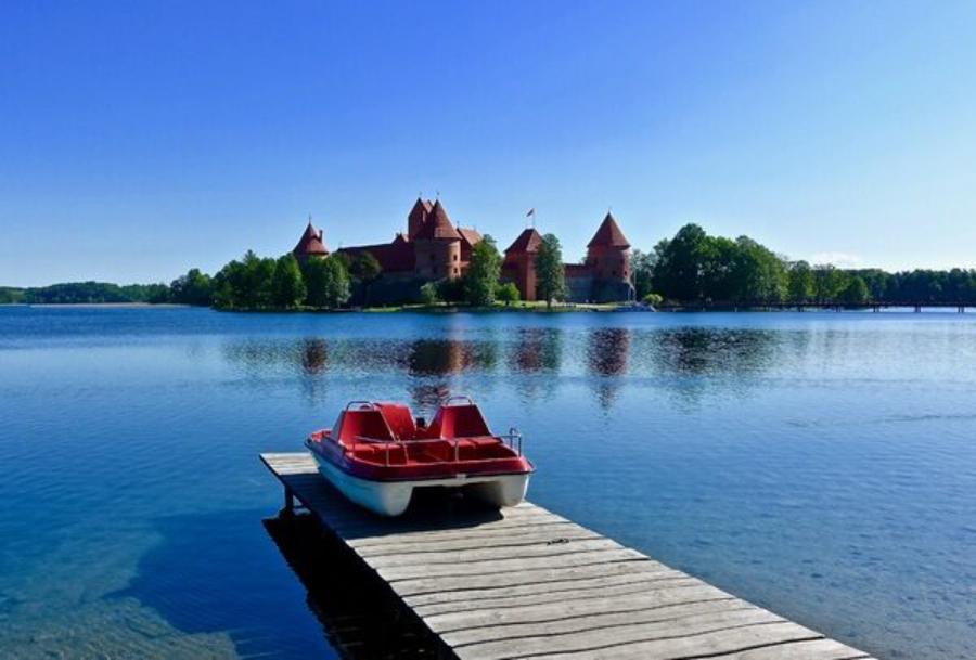 A fairy-tale town near Vilnius, famed for its stunning island castle on Lake Galvė. Discover medieval history, serene landscapes, and the unique flavors of traditional kibinai.