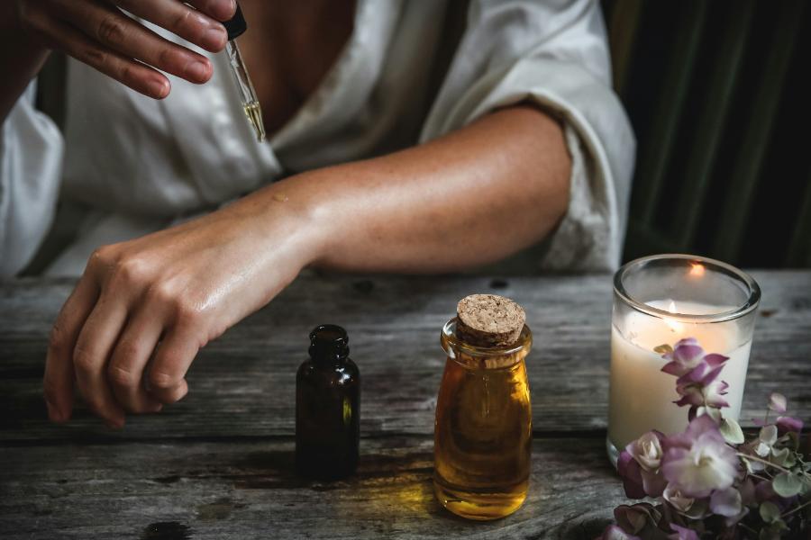 L'aromathérapie, c'est quoi? origines, bienfaits et utilisation thérapeutique des huiles essentielles