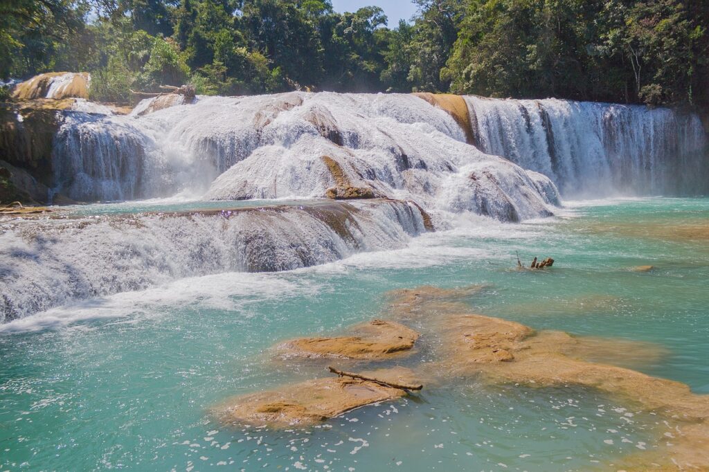 A breathtaking view of Chiapas, capturing the vibrant natural beauty and rich culture of this diverse Mexican state.