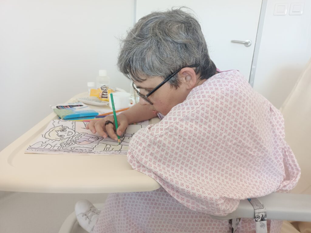 Adulte concentré en train de colorier un mandala, symbole de relaxation et de stimulation mentale.