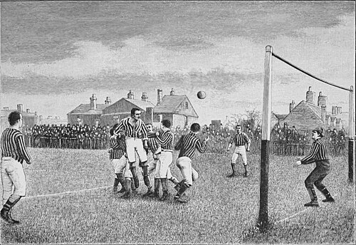 Enfants jouant au football dans une rue, illustrant les origines populaires du sport à travers le monde.